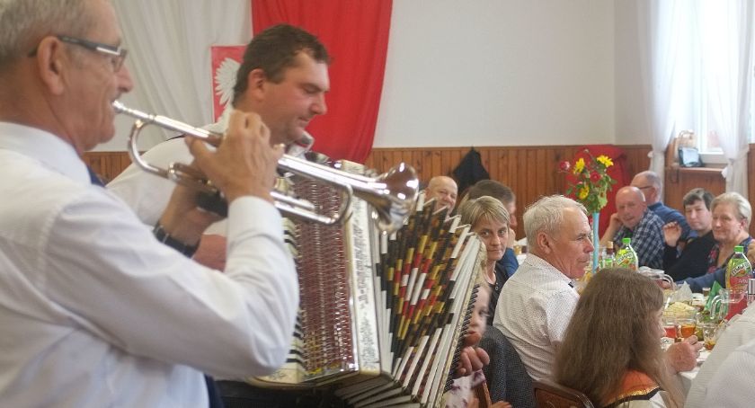 Mieszkańcy sołectwa Trojanów (a zwłaszcza jego męska część) doskonale bawili się przy akompaniamencie Grzegorza i Mariusza Staręgów (na zdjęciu)