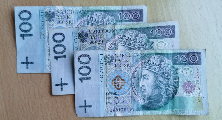 300 zł - taka kwota przysługuje raz w roku na każde uczące się w szkole dziecko w wieku od 7 do 20 lat, a w przypadku osób z niepełnosprawnościami – do 24 lat.