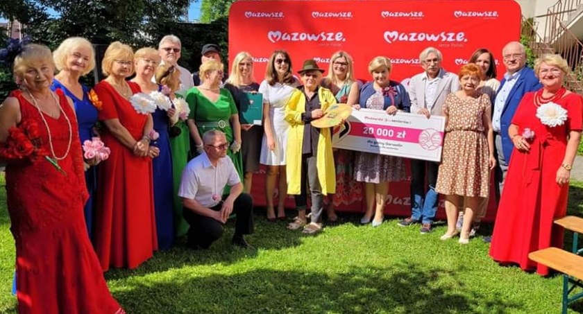 Szczęśliwi i bardzo aktywni seniorzy z Garwolina z burmistrz i skarbnik miasta oraz członkiniami Zarządu Województwa Mazowieckiego.