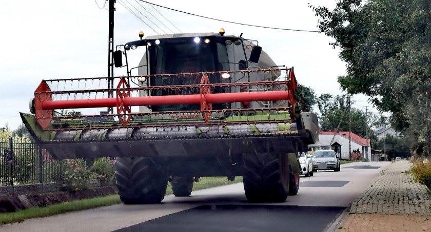 Zdjęcie: To nie powinno tak wyglądać! Kierujący kombajnem z hederem z przodu może dostać nawet 1500 zł mandatu!
