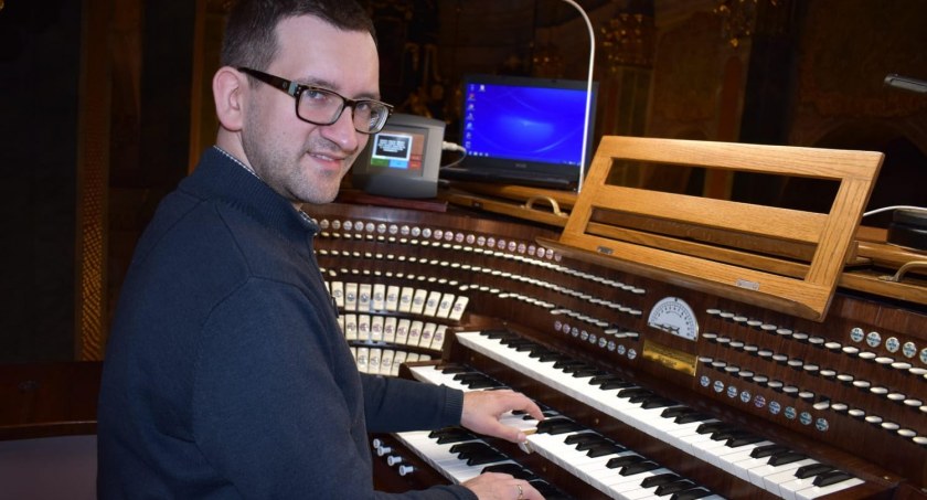 Zdjęcie przedstawia organistę Archikatedry Lubelskiej Stanisława Maryjewskiego