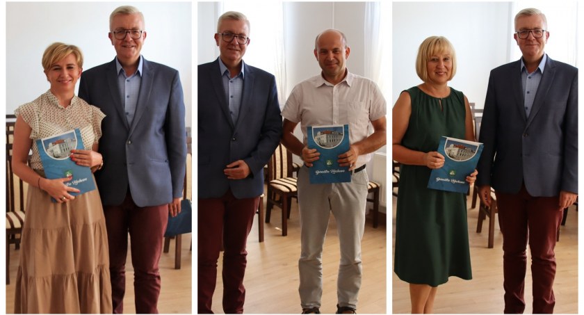 Zdjęcie: Dyrektorzy z nominacjami i burmistrzem Łukaszem Boguszem