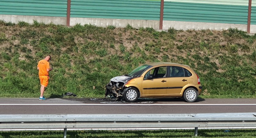 Zdjęcie: pożar objął przód pojazdu