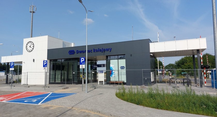 Zdjęcie przedstawia nowy dworzec kolejowy w Łaskarzewie