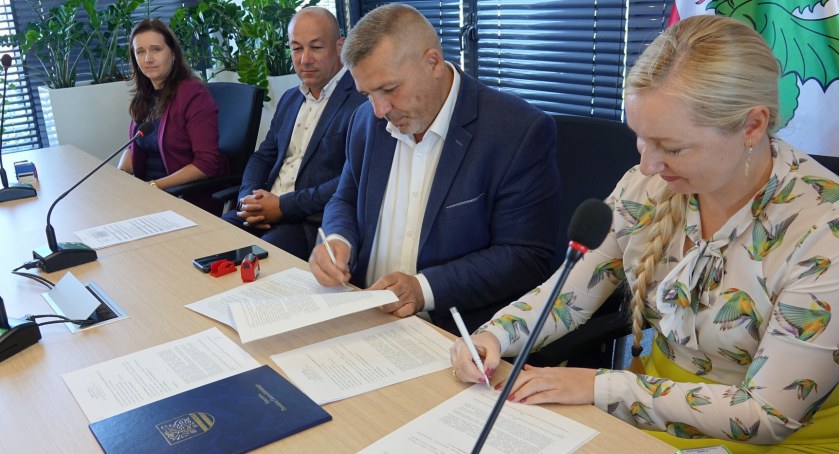 Zdjęcie: umowa na zakup rezonansu magnetycznego została podpisana