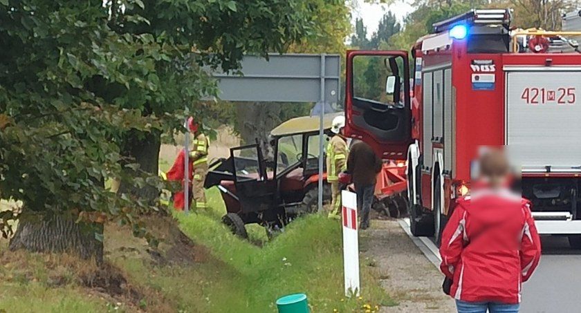 Zdjęcie przedstawia ciągnik, który wjechał do rowu