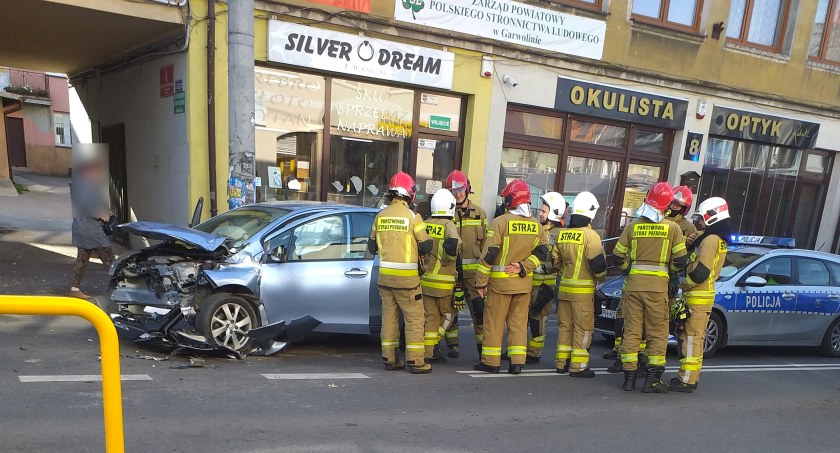 Zdjęcie: Do kolizji doszło, gdy mercedes wyjeżdżał z posesji