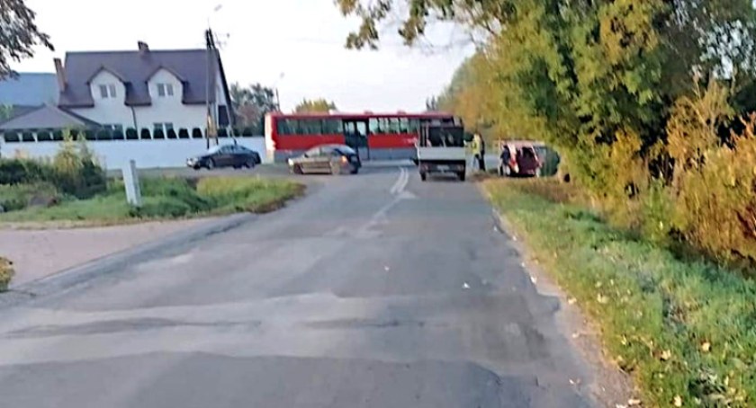 Zdjęcie: Kolizja osobówki z autobusem w Woli Rębkowskiej/fot. Czytelniczka Elwira