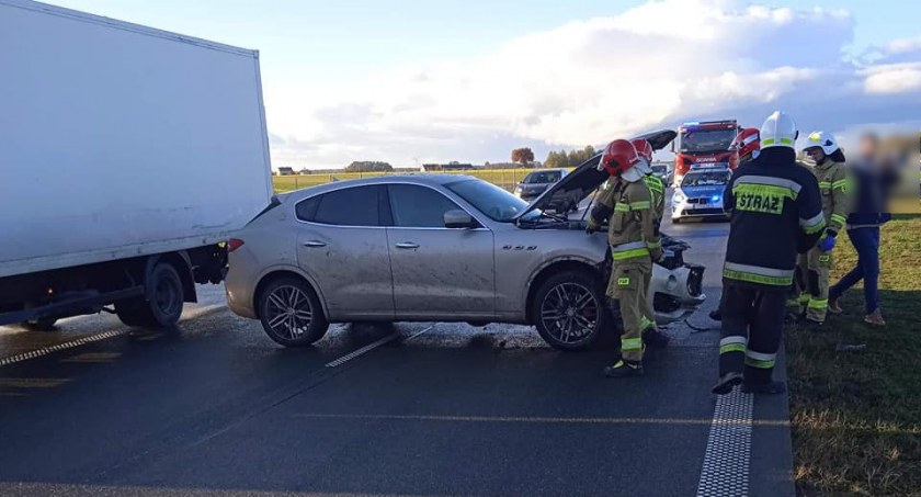 Zdjęcie przedstawia uszkodzone maserati i służby podejmujące działania/Fot. OSP KSRG Trojanów