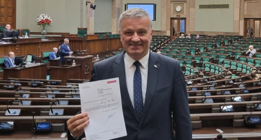 Zdjęcie: Poseł Grzegorz Woźniak cieszy się, że jego prośba zyskała aprobatę ministra Sasina i Poczty Polskiej