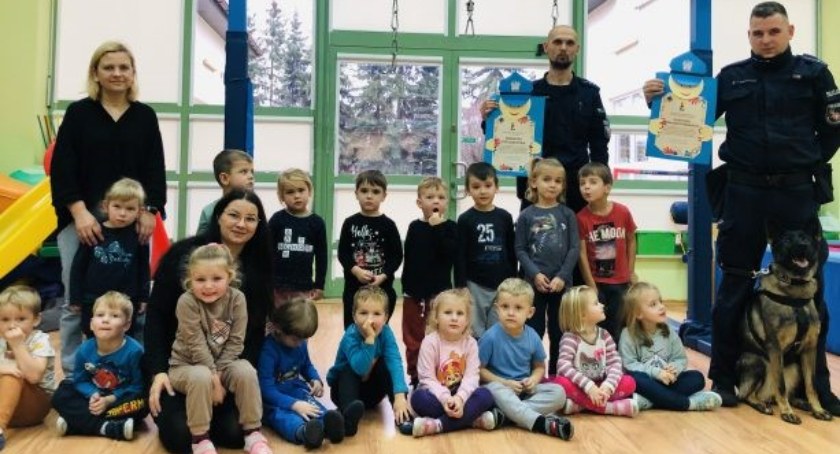 Zdjęcie: Goście z policji wzbudzili zainteresowanie przedszkolaków