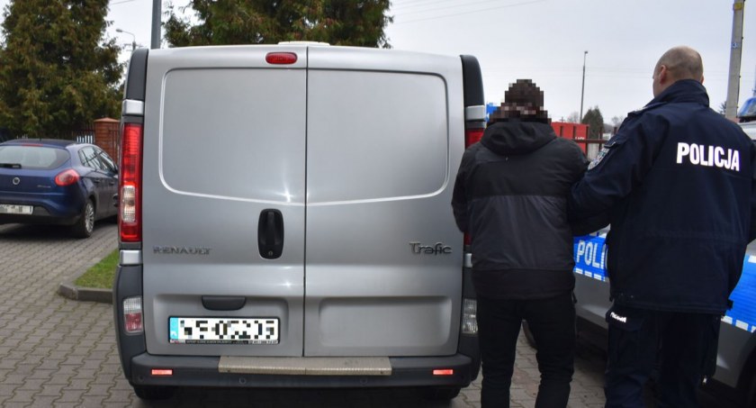 Zdjęcie: Poszukiwani mężczyźni zostali przetransportowani do więzienia 