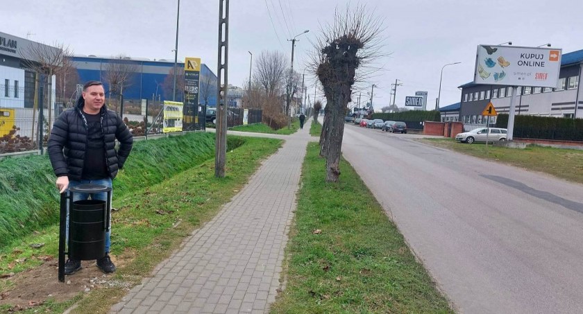 Zdjęcie: Radny Dudek rozmawiał z mieszkańcami na temat braku koszy