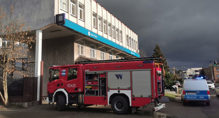 Zdjęcie: Pod budynkiem banku działania prowadzili strażacy i policjanci