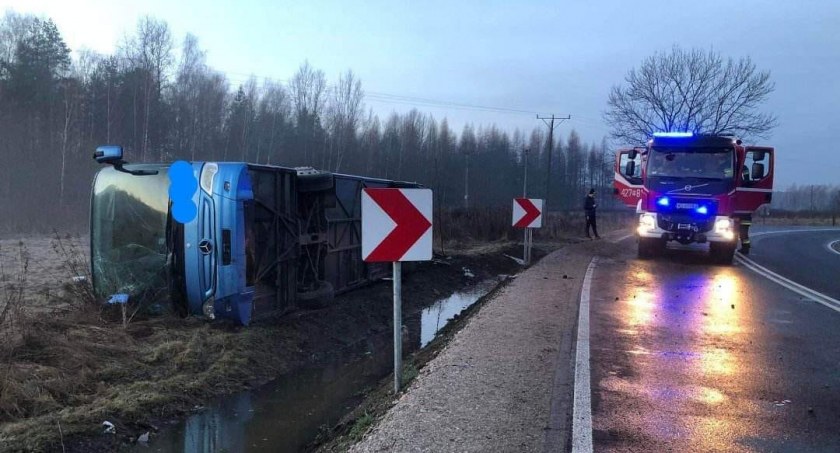 Zdjęcie: Autokar przewrócił się na bok