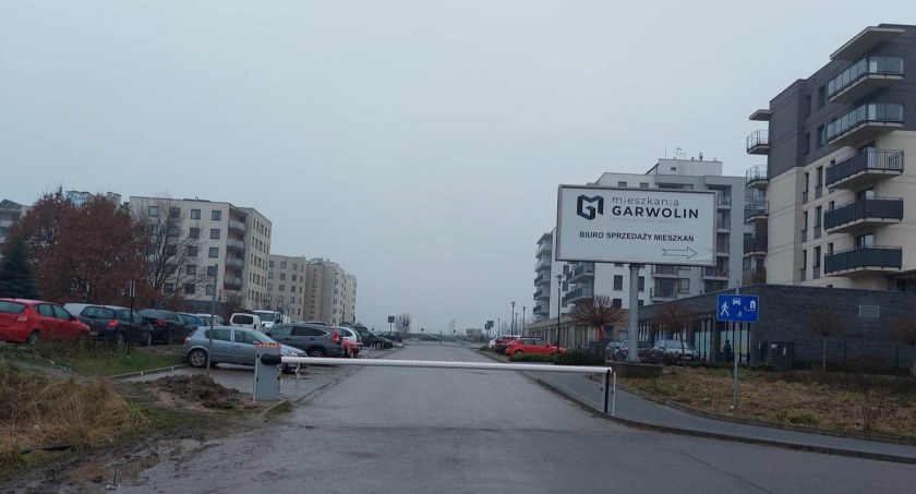 Zdjęcie: Stary szlaban przy Kauflandzie zdemontowano, a ustawiono nowy na początku wjazdu na osiedle