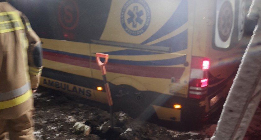 Zdjęcie: Karetka ugrzęzła na drodze dojazdowej. Pomogli ochotnicy