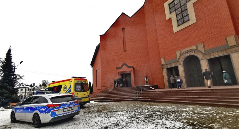 Zdjęcie: Policjanci i ratownicy interweniowali w kościele