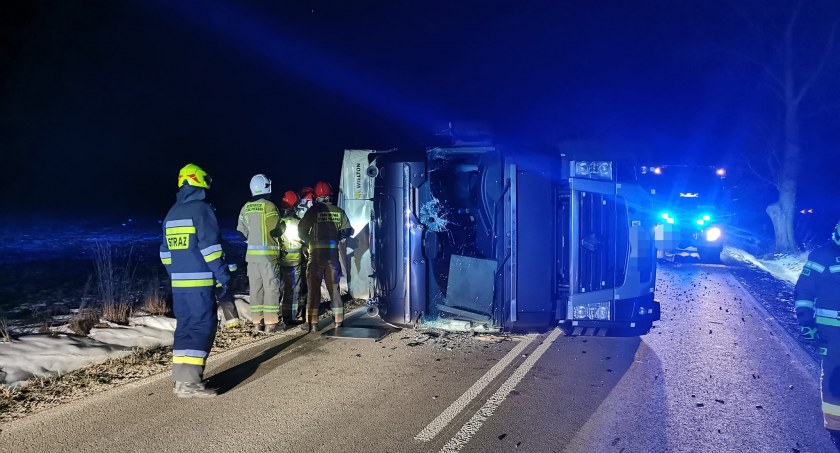 Zdjęcie: Ciężarówka przewróciła się/ OSP KORYTNICA