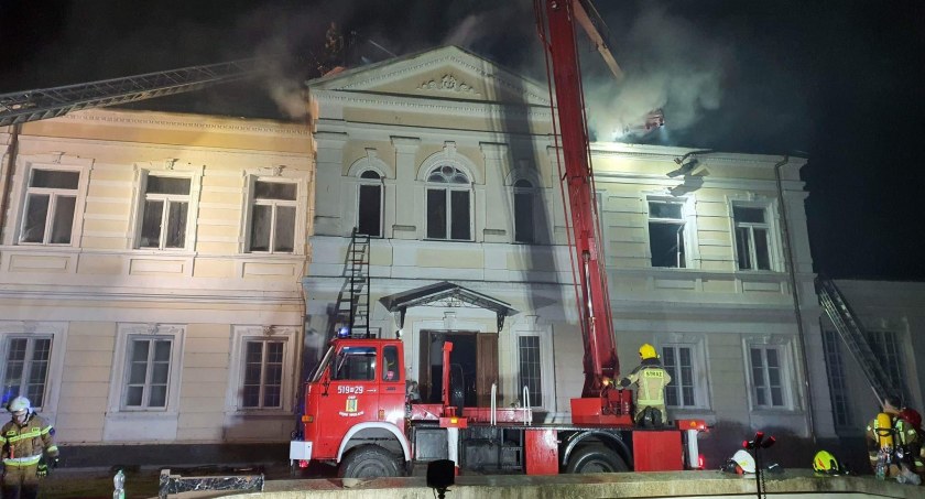 Zdjęcie: Zabytkowy pałac gasiło 25 zastępów straży