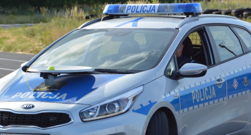 Zdjęcie: Policjanci weryfikują obawy mieszkańców