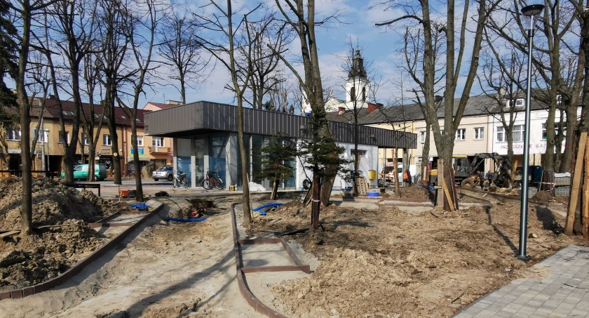 Zdjęcie: Prace rewitalizacyjne na Skwerze Solidarności trwają.