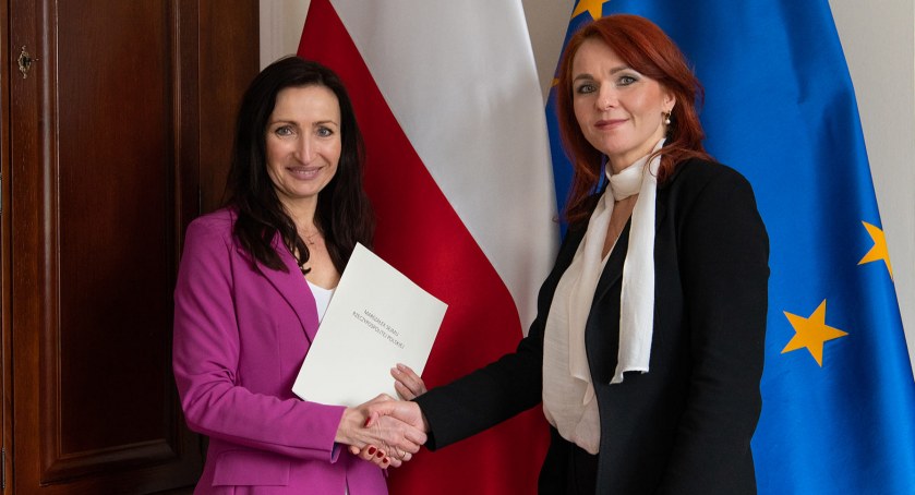 Zdjęcie: od lewej: Iwona Kurowska i Agnieszka Kaczmarska. Pierwsze formalności w Sejmie dopełnione