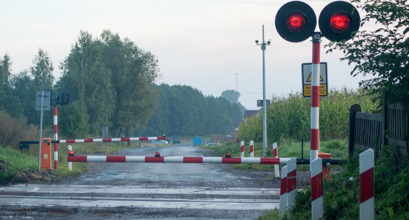 Zdjęcie: 27-latka, która wjechała na przejazd kolejowy, gdy zamykały się rogatki była nietrzeźwa/Pixabay