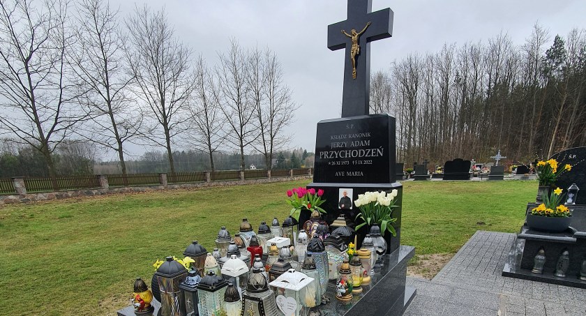 Zdjęcie: Na nagrobku księdza Jerzego Przychodzenia nadal stoi mnóstwo zniczy