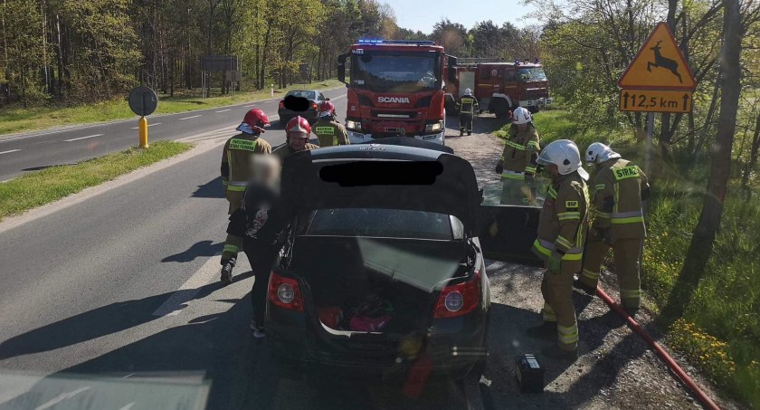 Zdjęcie: Pożar osobówki zaczął gasić przejeżdżający kierowca