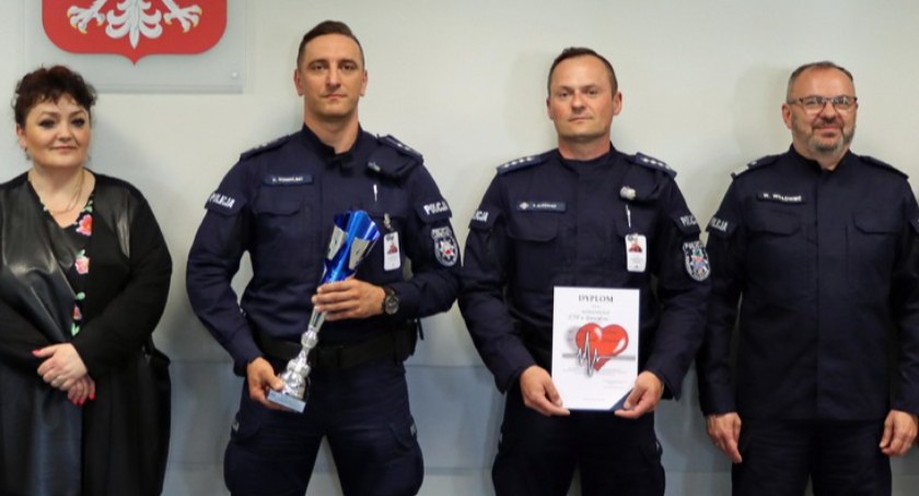 Zdjęcie: Asp. Kamil Kowalski (drugi od lewej) i st. asp. Paweł Olkowicz (trzeci od lewej) to najlepsi ratownicy policyjni w województwie
