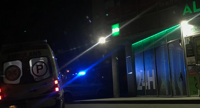 Zdjęcie: Policja i karetka przy sklepie monopolowym w Garwolinie