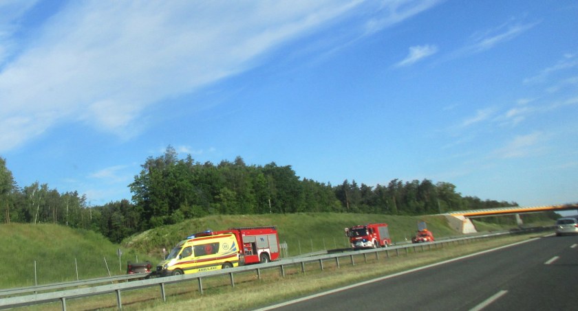Zdjęcie: Kierowca jadący S17 uderzył w bariery energochłonne, a następnie dachował
