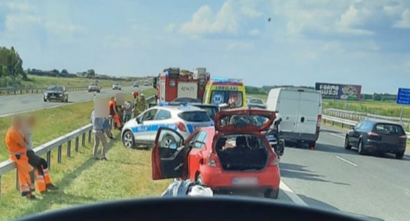 Zdjęcie przedstawia wypadek z udziałem 3 samochodów na S17