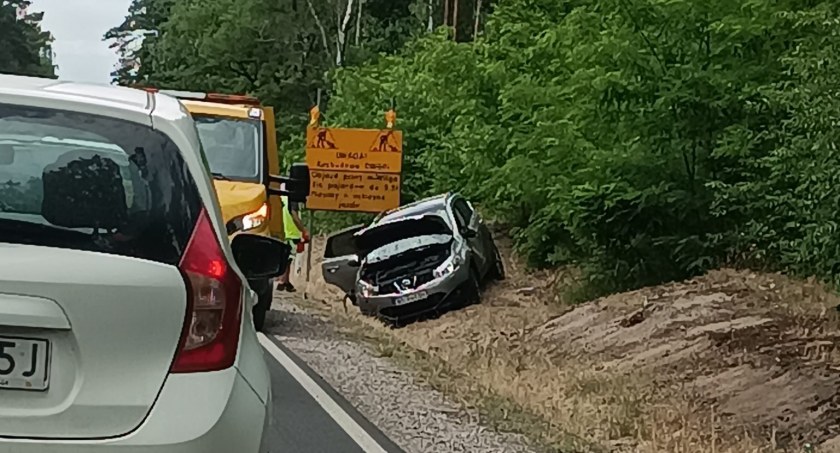 Zdjęcie: Zderzenie audi i nissana wyglądało groźnie. Nissan wpadł do rowu