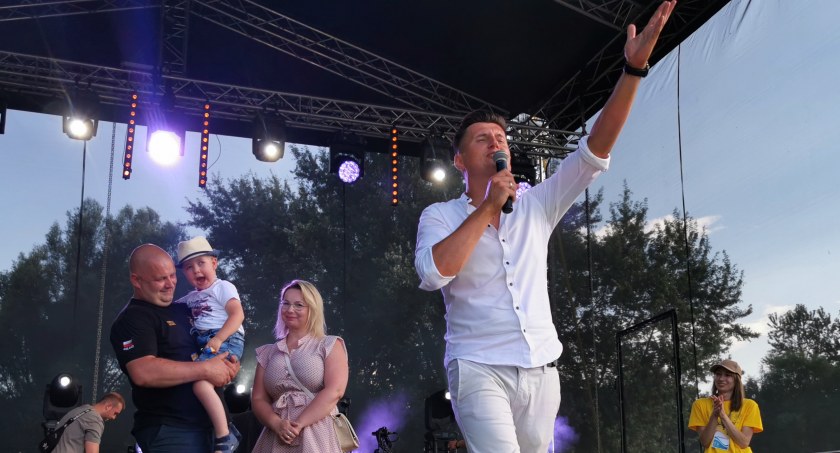 Zdjęcie: Podczas festynu nie brakowało wzruszeń! Jednym z nich było wyjście na scenę Antosia z rodzicami