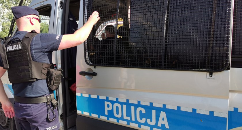 Zdjęcie: Policjanci zatrzymali trzech nastolatków, poderzanych o dokonanie rozboju nad jeziorem