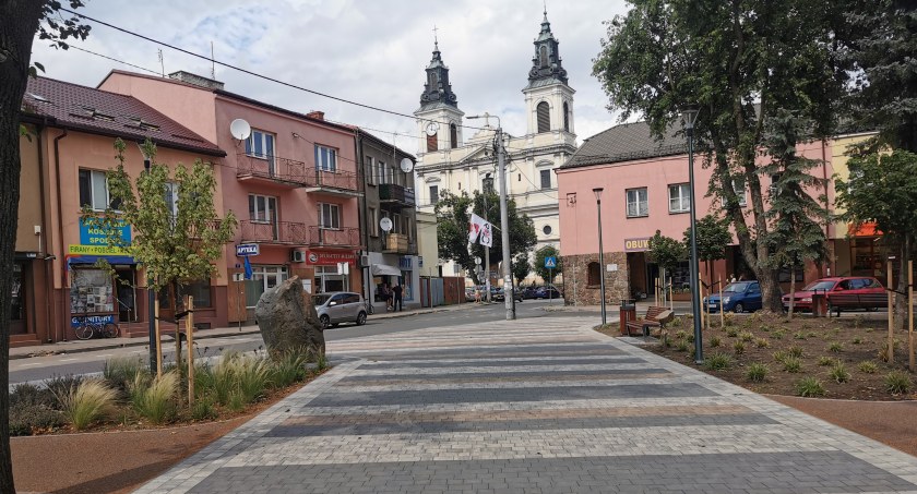 Zdjęcie: Alejka na zrewitalizowanym skwerze w centrum miasta nosi nieprzypadkową nazwę