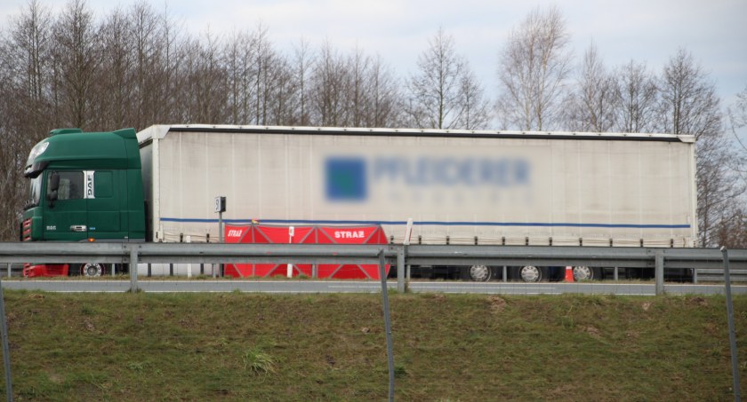 Zdjęcie: Kierowca, który wysiadł z ciężarowego DAF-a zginął na miejscu