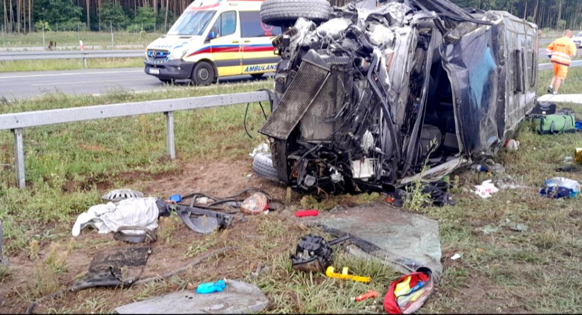 Zdjęcie: Bus z pasażerami dachował na S17