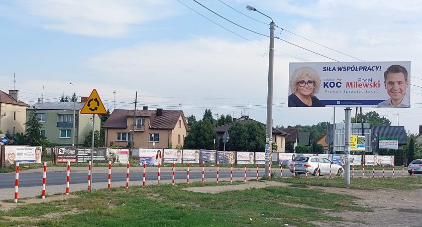Zdjęcie: Przy targowisku miejskim nagle zaroiło się od plakatów przedstawicieli jednej partii PiS
