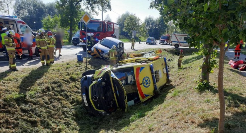 Zdjęcie: Karetka po zderzeniu przewróciła się na bok do rowu