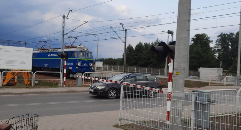 Zdjęcie: Samochód stał między opuszczonymi rogatkami, gdy nadjeżdżał pociąg