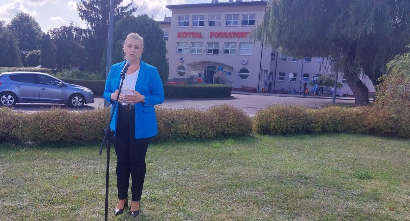Zdjęcie: Minister zdrowia Katarzyna Sójka przed Szpitalem Powiatowym w Garwolinie