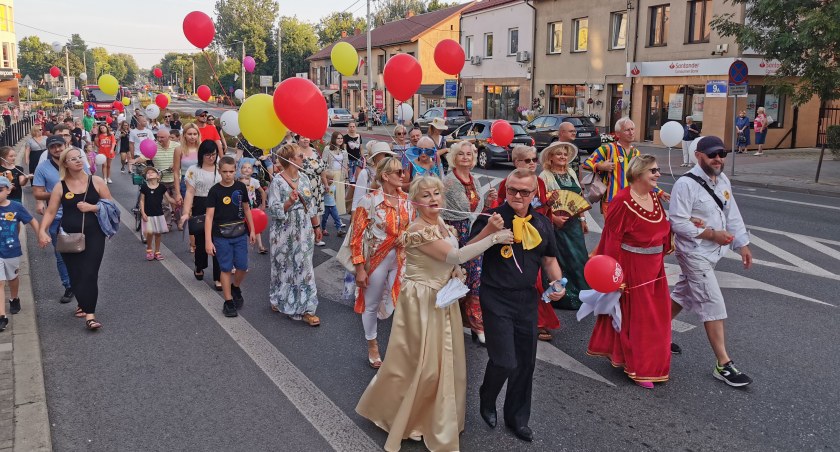 Zdjęcie: Barwna i głośna parada przeszła ulicami miasta