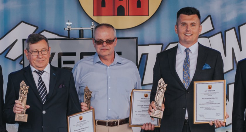 Zdjęcie: Zaszczytne tytuły i statuetki otrzymali Bogdan Domański, Stefan Żbikowski i Mateusz Pałysa
