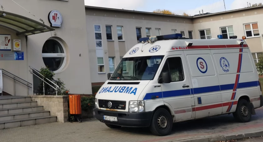 Zdjęie: Potrąconego pieszego do szpitala zabrała karetka pogotowia ratunkowego