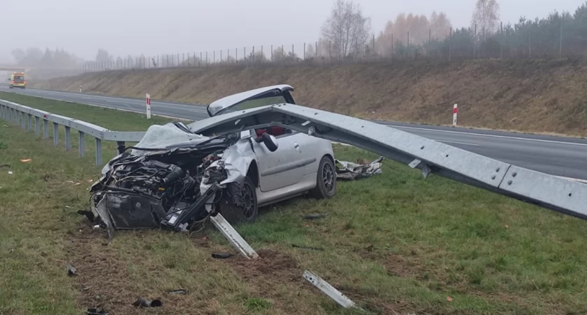 Zdjęcie: Nietrzeźwy kierowca rozbił auto na barierach na S17