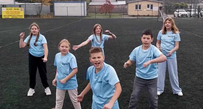 Zdjęcie: Uczniowie z opiekunem Norbertem Gałązką okazali się najlepsi w cieszynce!