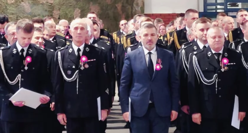 Zdjęcie: Krzyże Świętego Floriana otrzymali starosta Mirosław Walicki (drugi od prawej) i prezes OSP Garwolin Roman Maszkiewicz (trzeci od prawej)